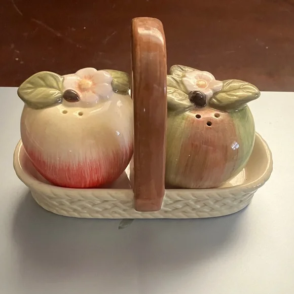 VTG Cracker Barrel Ceramic Salt/Pepper Apples in Basket Susan Winget Collection - Picture 1 of 7